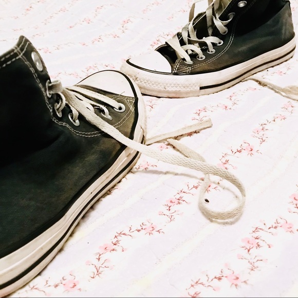 Sz 7 Women's Hi-Top Converse Shoes - Picture 4 of 6